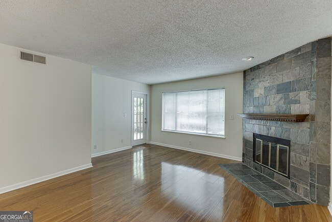 Building Photo - 33 Finch Trail NE