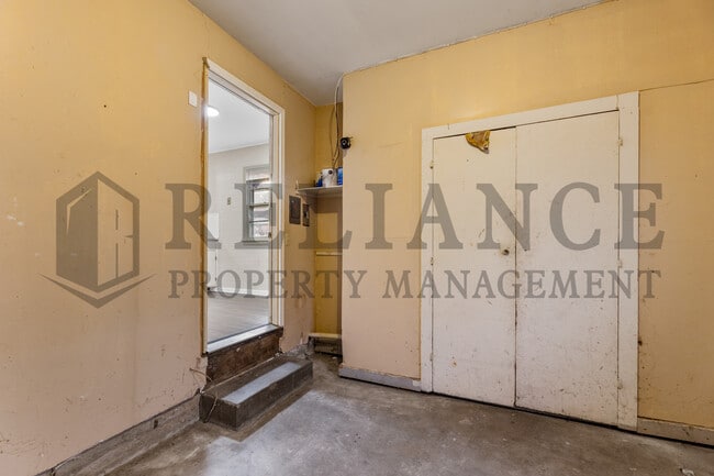 Building Photo - 3419 S Glenn Ave