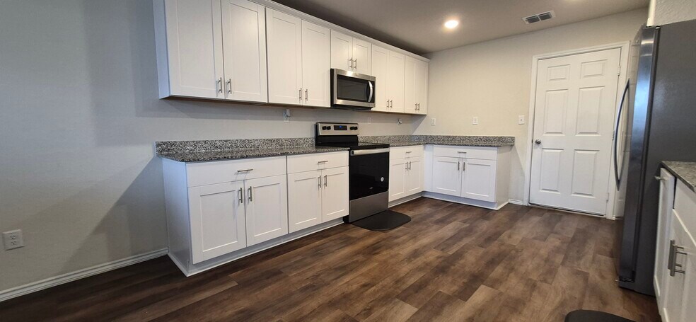 Building Photo - 5819 Rolling Gln