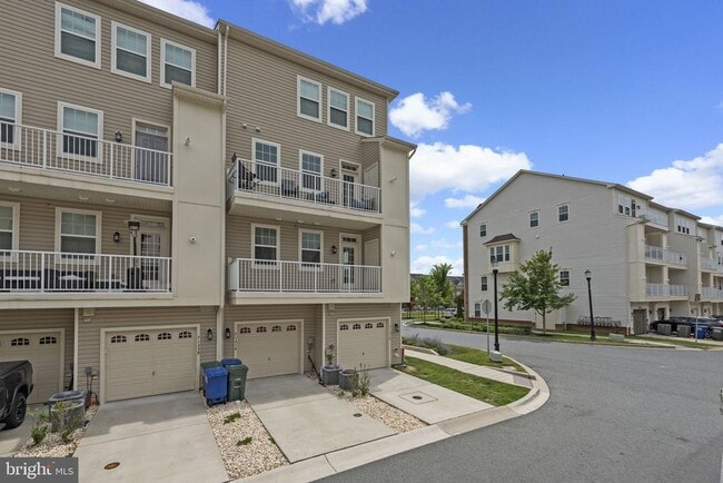 Building Photo - 7131 Beaumont Place