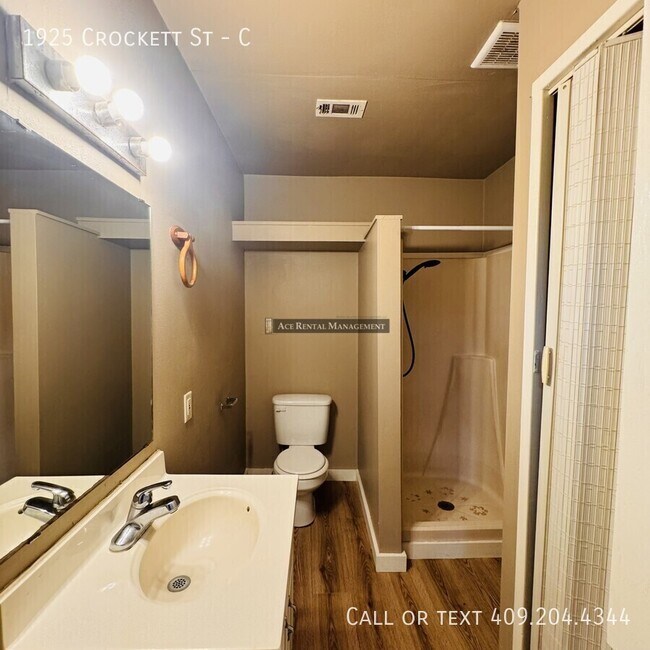 Building Photo - 1925 Crockett St