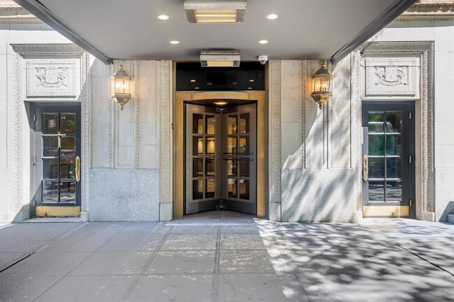Building Photo - 45 W 81st St