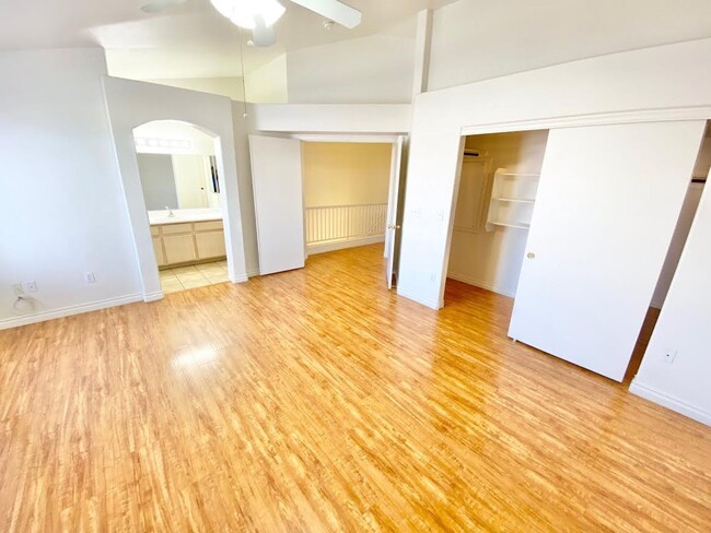 Building Photo - CUTE CONDO UNIT 2 BEDROOM / 2  FULL BATHRO...