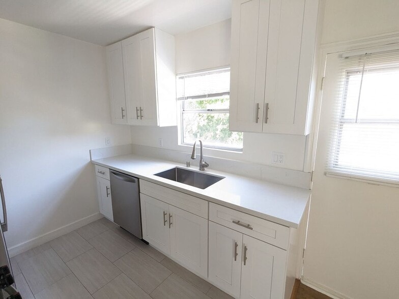 Building Photo - 1320 N Martel Ave