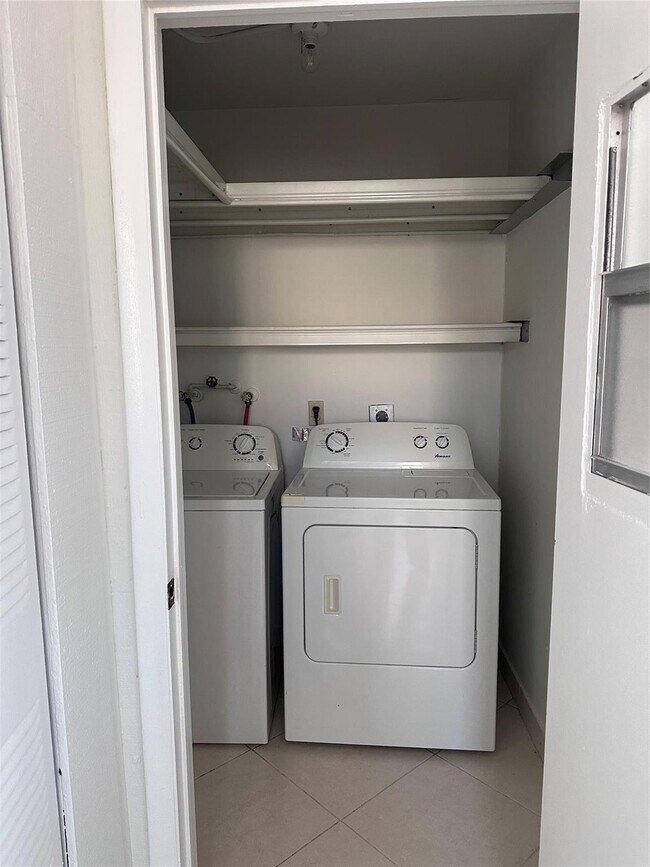 Building Photo - 164 Burgandy Way