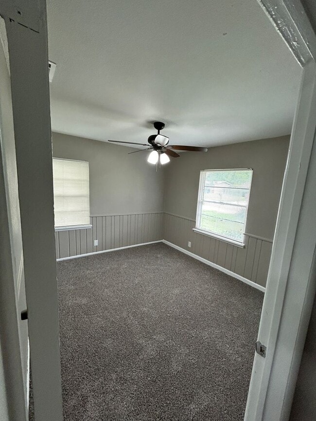 Building Photo - 2 bed 1 bath house for rent