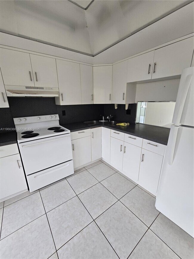 Building Photo - 851 NE 14th Ave