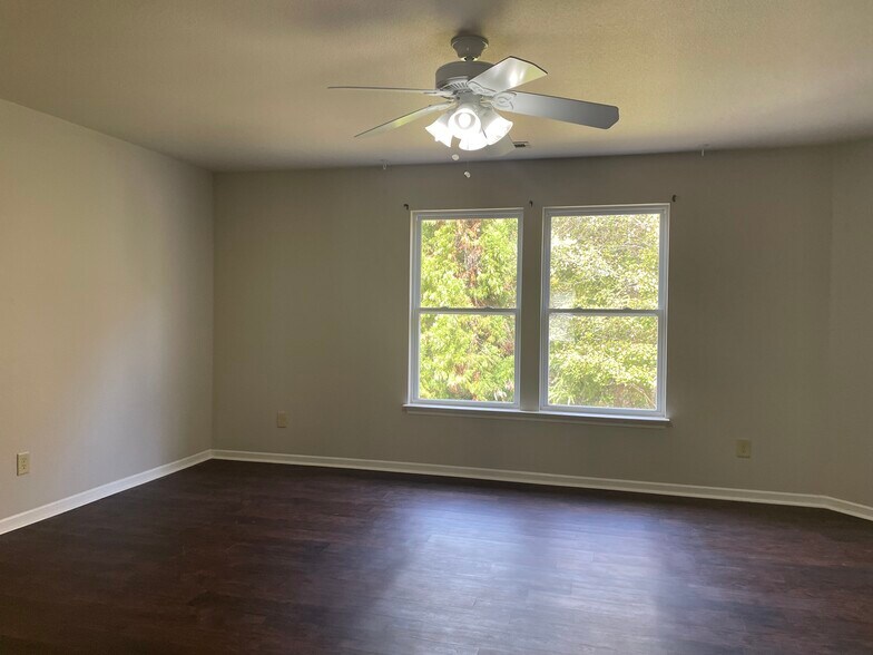 Building Photo - 557 Lakeside Valley Dr