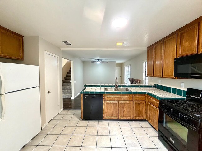Building Photo - 661 Mockingbird Ln