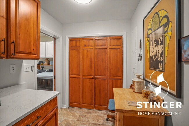 Building Photo - 1808 Lenora Dr