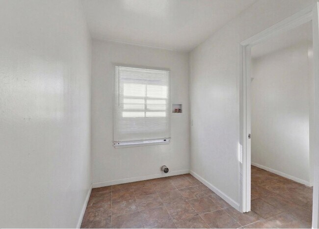 Building Photo - 18601 Keswick St