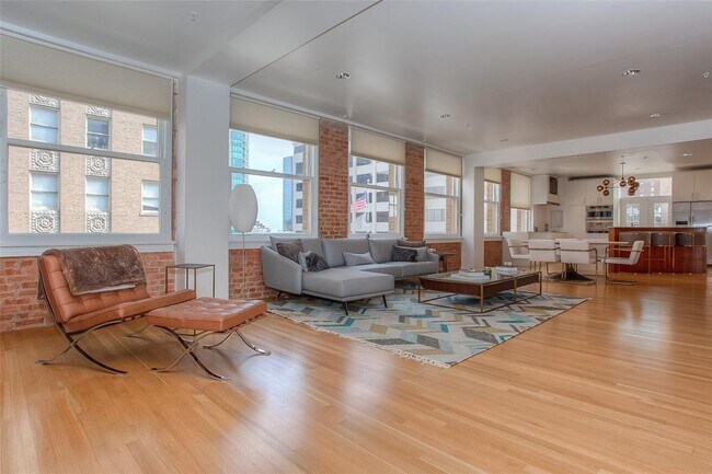 Building Photo - 411 W 7th St