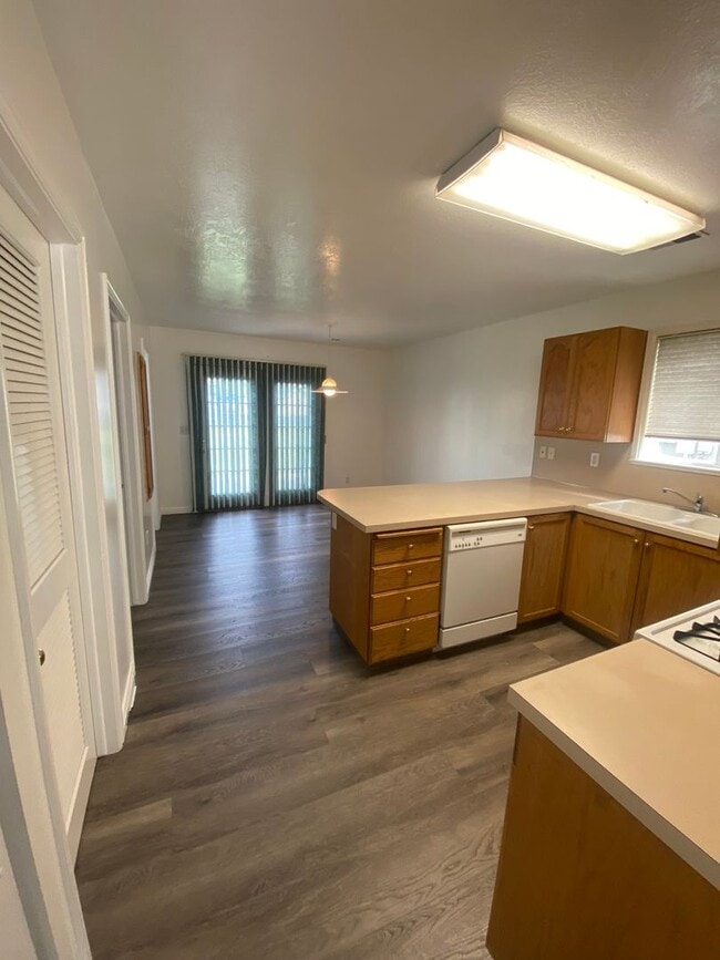 Building Photo - 1556 Talon Dr