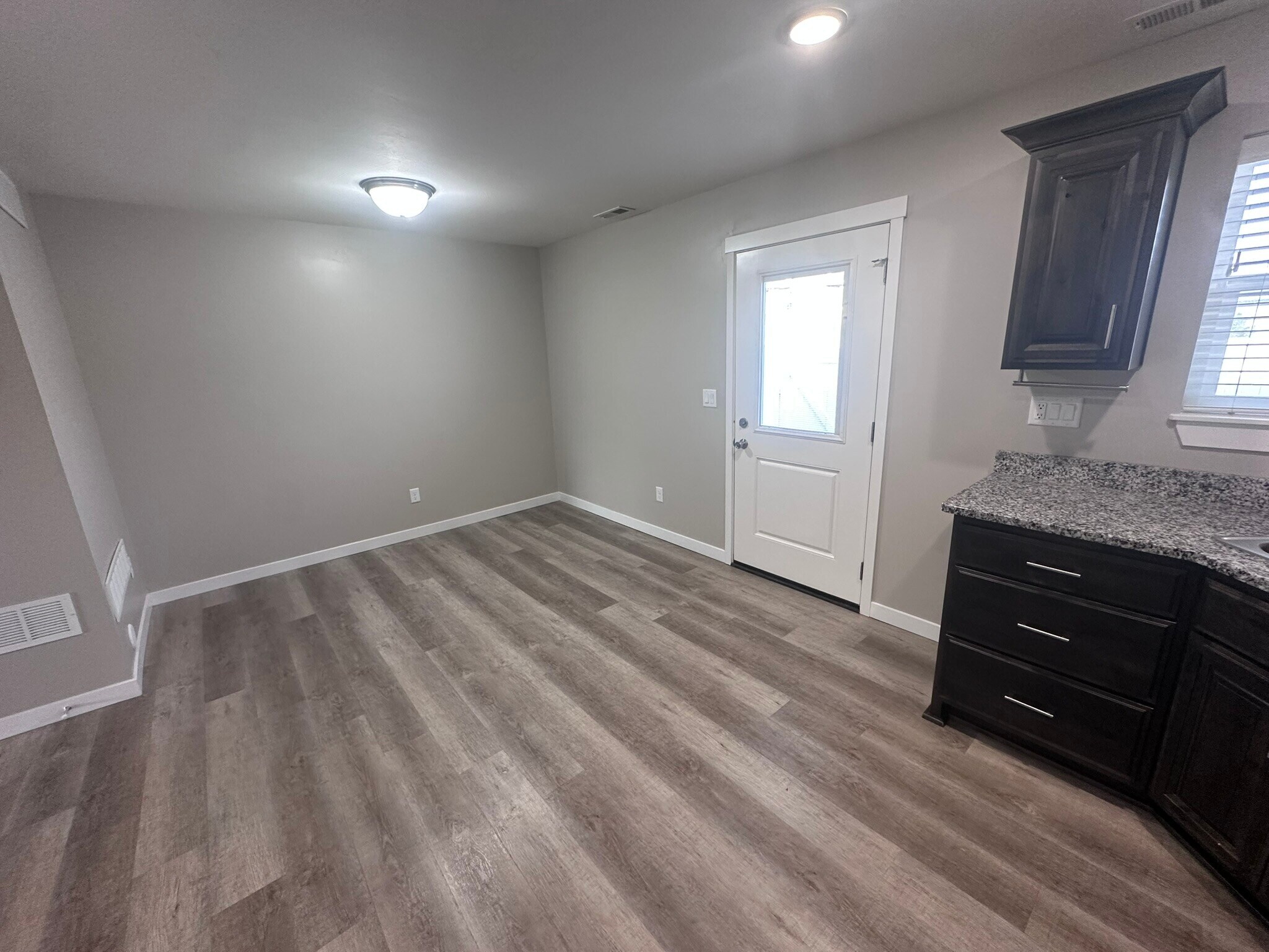 Building Photo - 550 Trails End