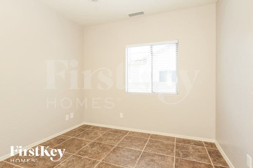 Building Photo - 390 E Yellow Wood Ave