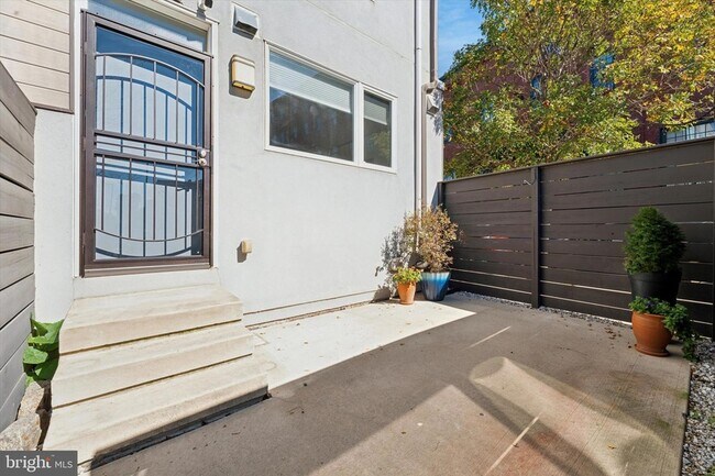 Building Photo - 120 W Oxford St