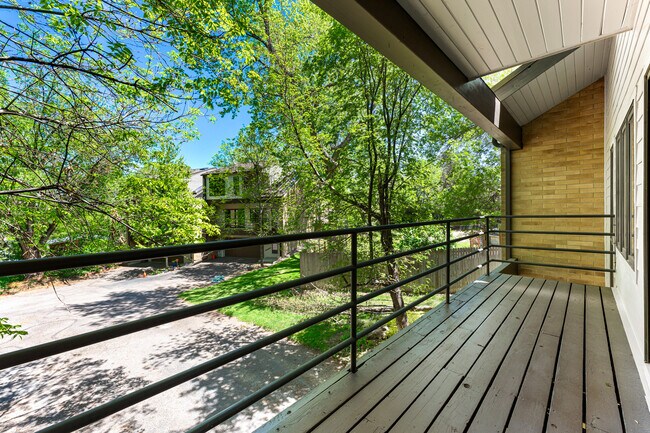 Building Photo - 670 Crescent Ln