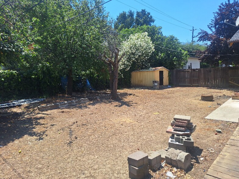 Building Photo - 333 Dahlia St