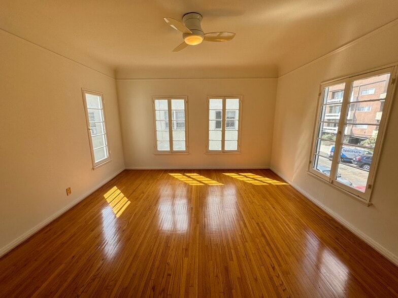 Building Photo - 422 S Detroit St