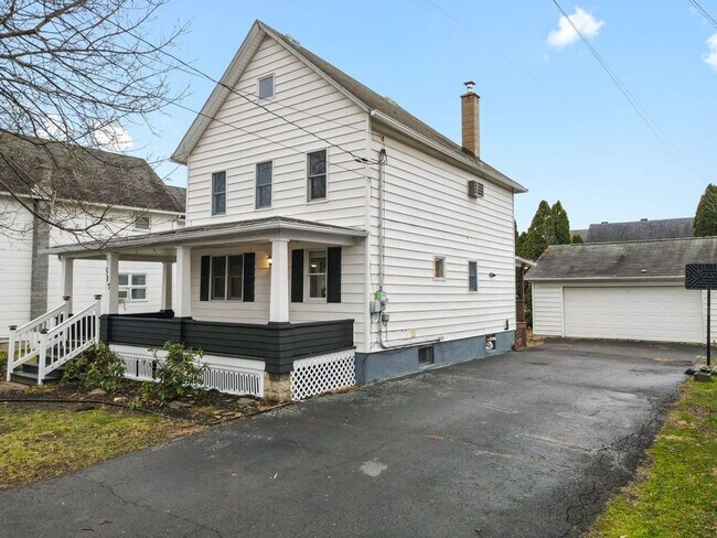 Building Photo - Newly Renovated 4-Bedroom House with Moder...