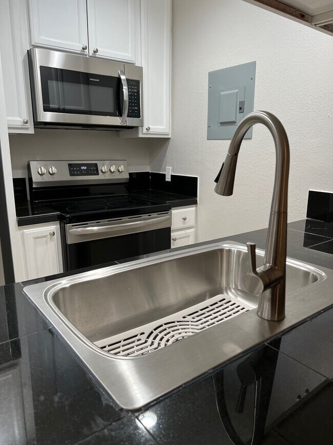 Building Photo - Available NOW  - 2 story 2 Bed 1 Bath - 2 ...