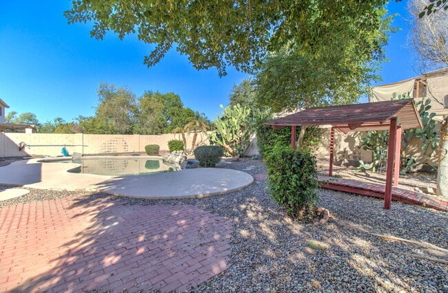 Building Photo - 2026 E County Down Dr