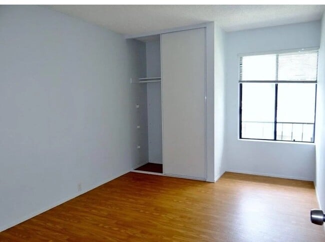 Building Photo - 3 BR Townhouse Located on UCSD Bus Line w/...