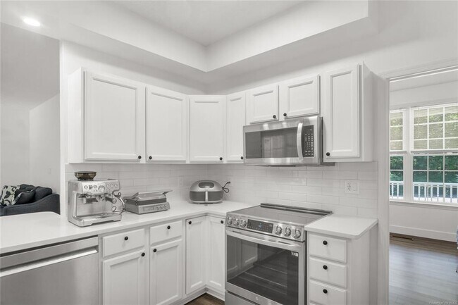 Building Photo - 717 Lantern Pl