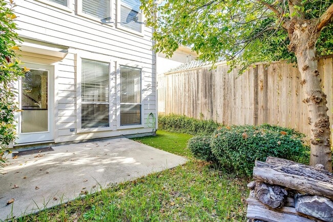 Building Photo - Amazing Town Home in Arlington Heights- West Fort Worth Living- 3 Bed, 2.5 Bath- 76107