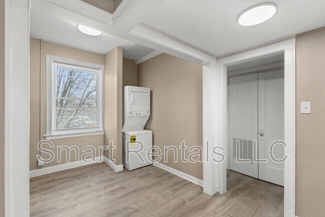 Building Photo - 4205 Ellenwood Ave