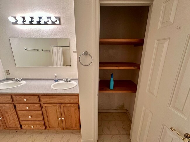Building Photo - Light Filled 4 Bedroom 2.5 Bathroom Two-St...