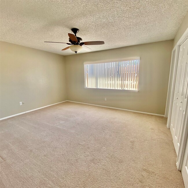 Building Photo - 11643 Southlake Dr