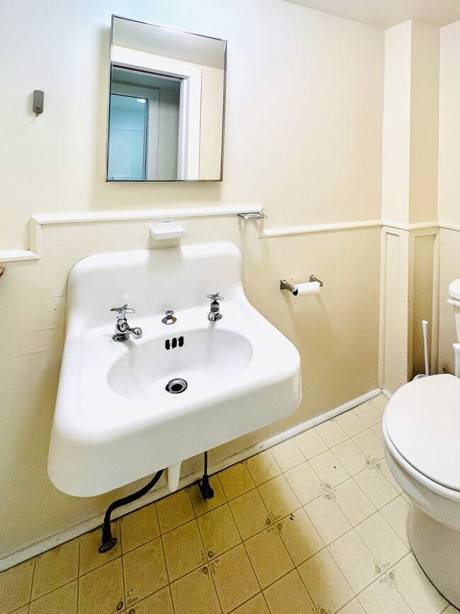 Building Photo - 5 Bedroom, 1.5 Bath Home near UVM (312 Col...