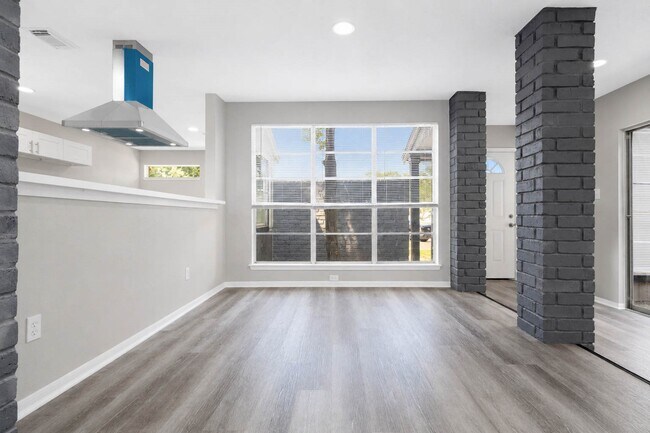 Building Photo - 15811 Pathfield Dr