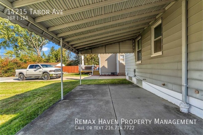 Building Photo - 14215 Tabor Ave, Maple Heights- Spacious 3...