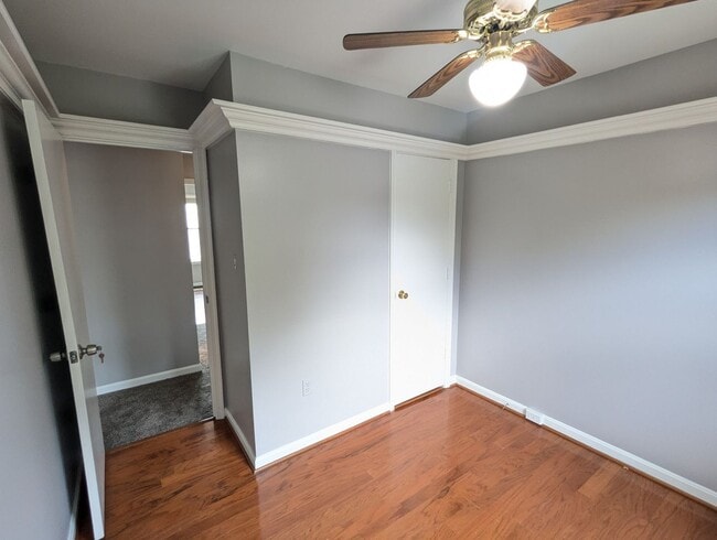 Building Photo - Beautifully maintained townhouse in establ...
