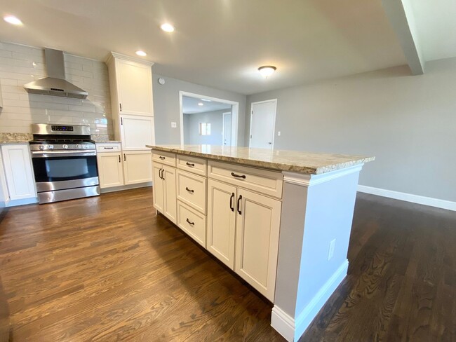 Building Photo - Spacious & Updated Home in Lakewood!-Open ...