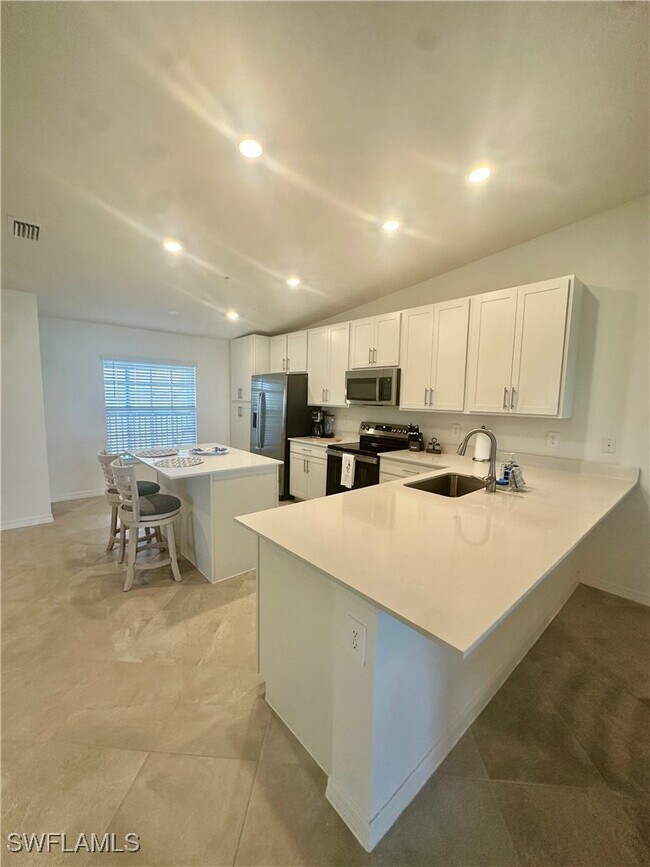 Building Photo - 15265 Grn Acrs Ave