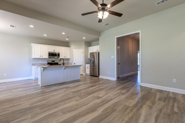 Building Photo - 3 Bedrooms / 2 Bathrooms in Silverhill! Mid-August