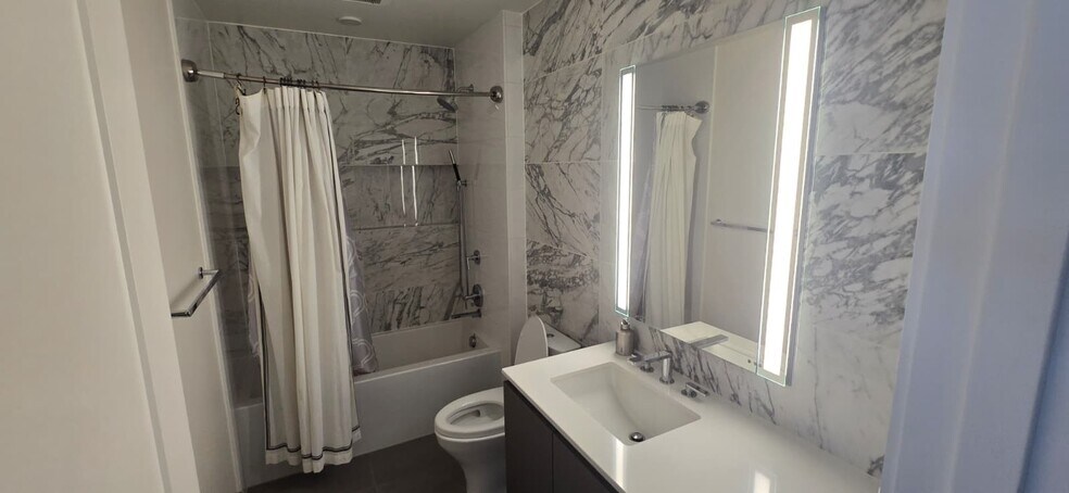 Building Photo - 2510 6th Ave