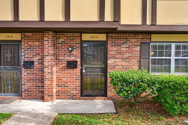 Building Photo - Spacious & Exciting Townhome style Condo