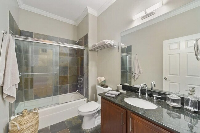 Building Photo - 2042 W Warren Blvd