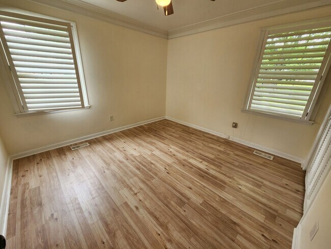 Building Photo - Remodeled home just two minutes from Spring Hill's Main Street!