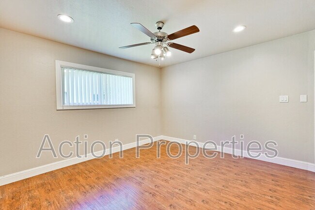 Building Photo - 4545 Moorpark Ave