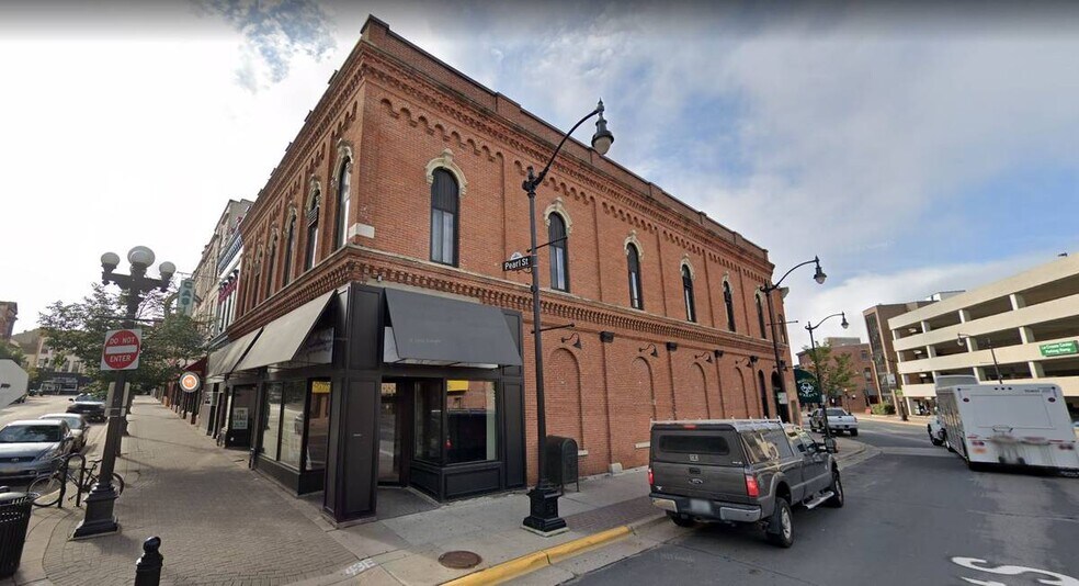 Building Photo - 207 3rd St S