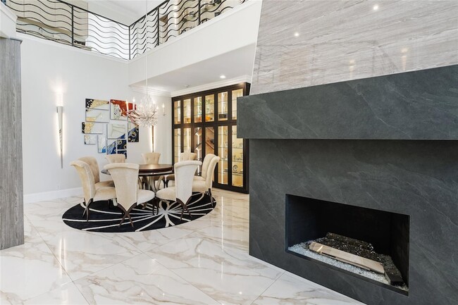 Building Photo - 2307 N Riverside Dr