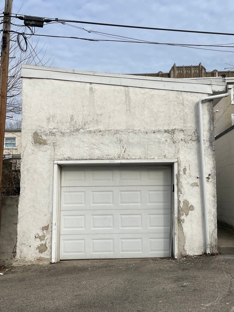 garage - 4680 Umbria St