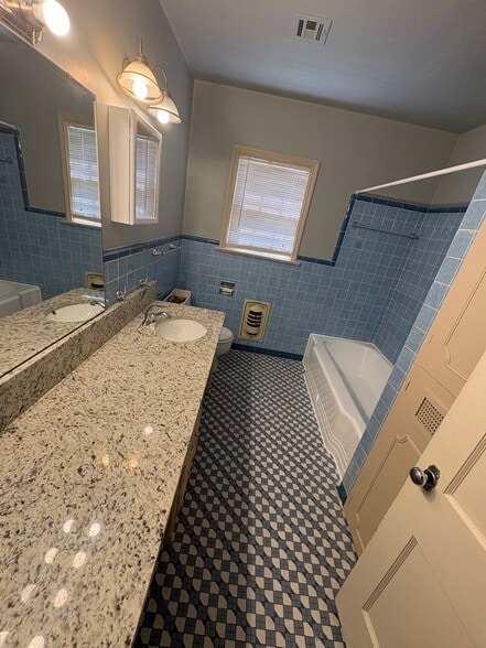 Bathroom 1 - 1605 Cherokee Pl