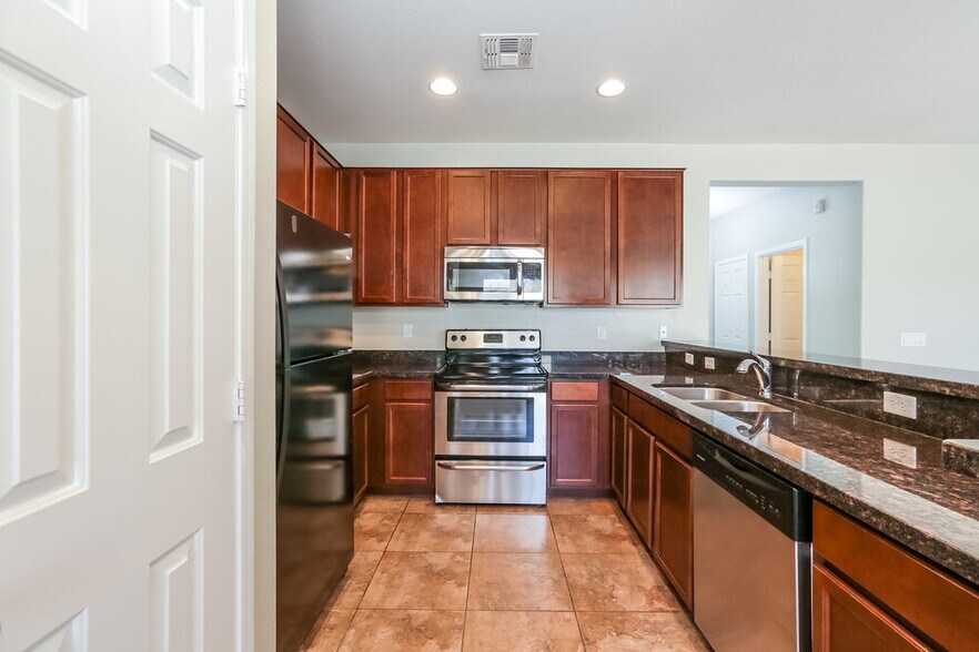 Building Photo - 7907 S 50th Ln