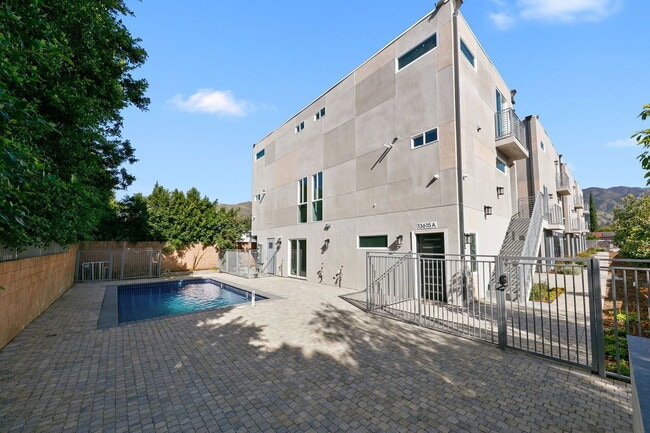 Building Photo - 13637 N Fellows Ave